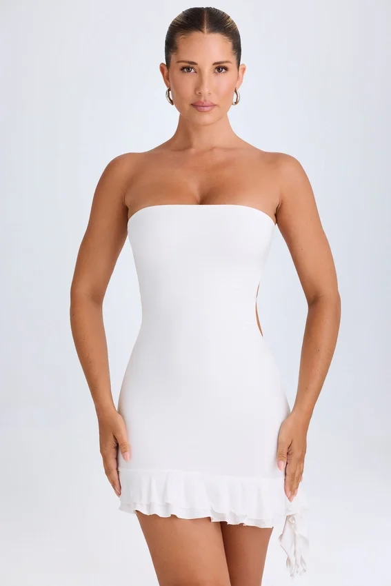 Misa Ruffle-Trim Cut-Out Bandeau Miniklänning i vitt Misa Ruffle-Trim Cut-Out Bandeau Miniklänning i vitt