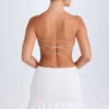 Misa Ruffle-Trim Cut-Out Bandeau Miniklänning i vitt Misa Ruffle-Trim Cut-Out Bandeau Miniklänning i vitt