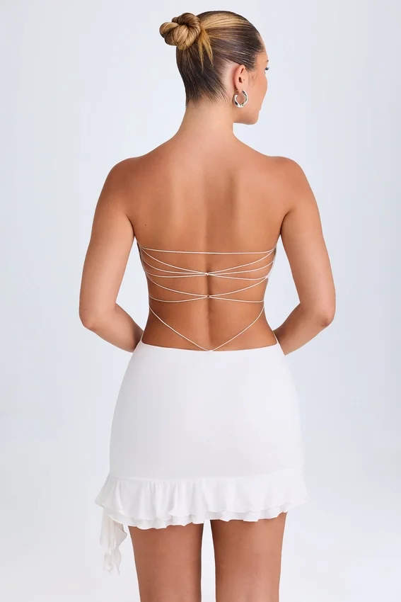Misa Ruffle-Trim Cut-Out Bandeau Miniklänning i vitt Misa Ruffle-Trim Cut-Out Bandeau Miniklänning i vitt