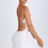 Misa Ruffle-Trim Cut-Out Bandeau Miniklänning i vitt Misa Ruffle-Trim Cut-Out Bandeau Miniklänning i vitt