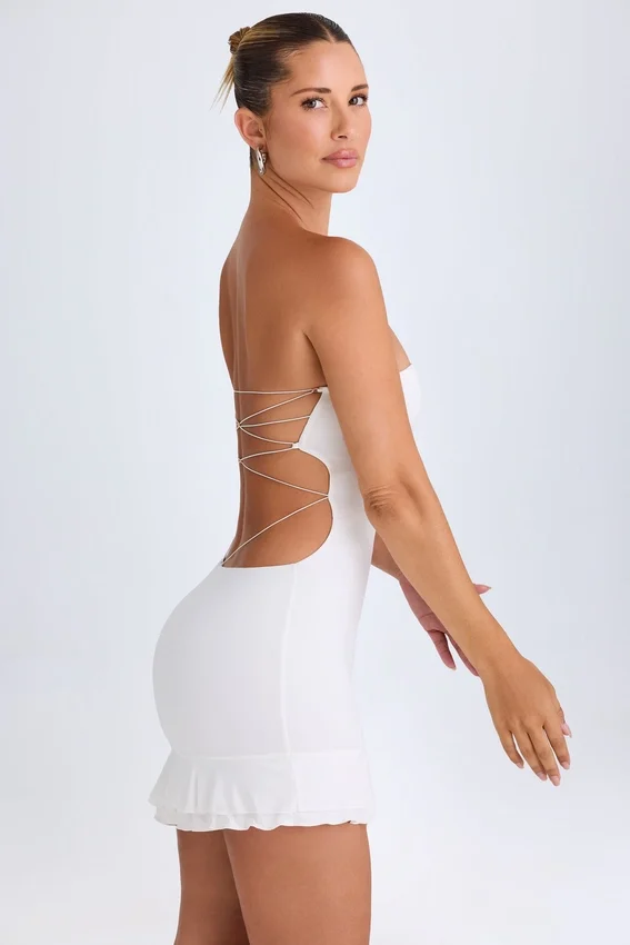 Misa Ruffle-Trim Cut-Out Bandeau Miniklänning i vitt Misa Ruffle-Trim Cut-Out Bandeau Miniklänning i vitt