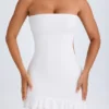 Misa Ruffle-Trim Cut-Out Bandeau Miniklänning i vitt Misa Ruffle-Trim Cut-Out Bandeau Miniklänning i vitt