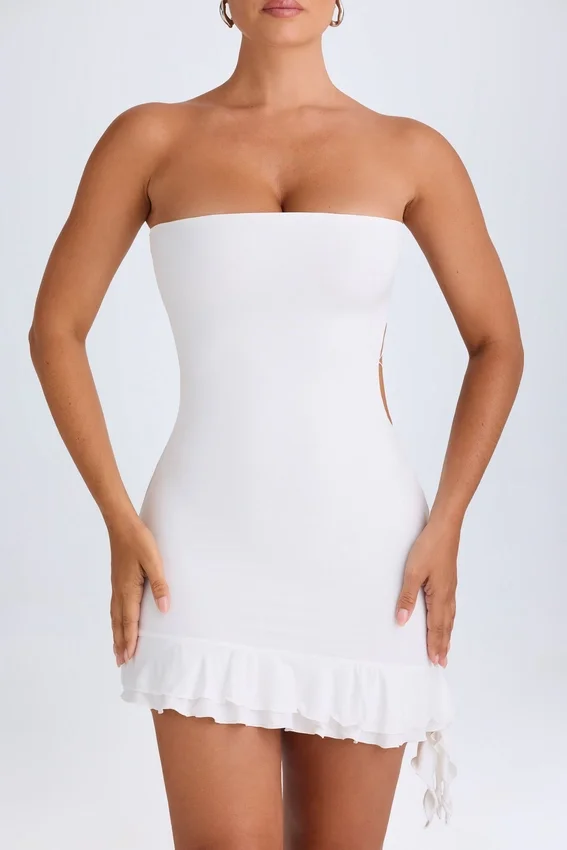 Misa Ruffle-Trim Cut-Out Bandeau Miniklänning i vitt Misa Ruffle-Trim Cut-Out Bandeau Miniklänning i vitt