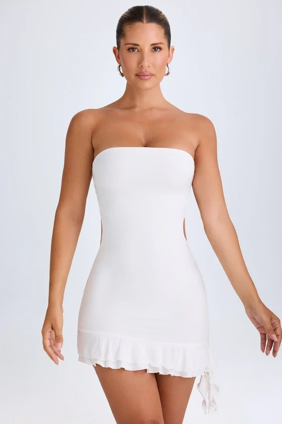 Misa Ruffle-Trim Cut-Out Bandeau Miniklänning i vitt Misa Ruffle-Trim Cut-Out Bandeau Miniklänning i vitt