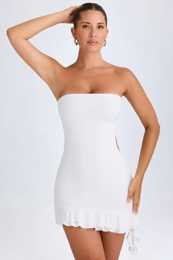 Misa Ruffle-Trim Cut-Out Bandeau Miniklänning i vitt Misa Ruffle-Trim Cut-Out Bandeau Miniklänning i vitt