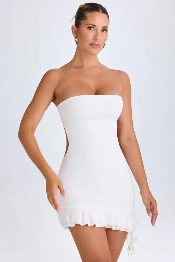 Misa Ruffle-Trim Cut-Out Bandeau Miniklänning i vitt Misa Ruffle-Trim Cut-Out Bandeau Miniklänning i vitt