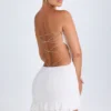 Misa Ruffle-Trim Cut-Out Bandeau Miniklänning i vitt Misa Ruffle-Trim Cut-Out Bandeau Miniklänning i vitt