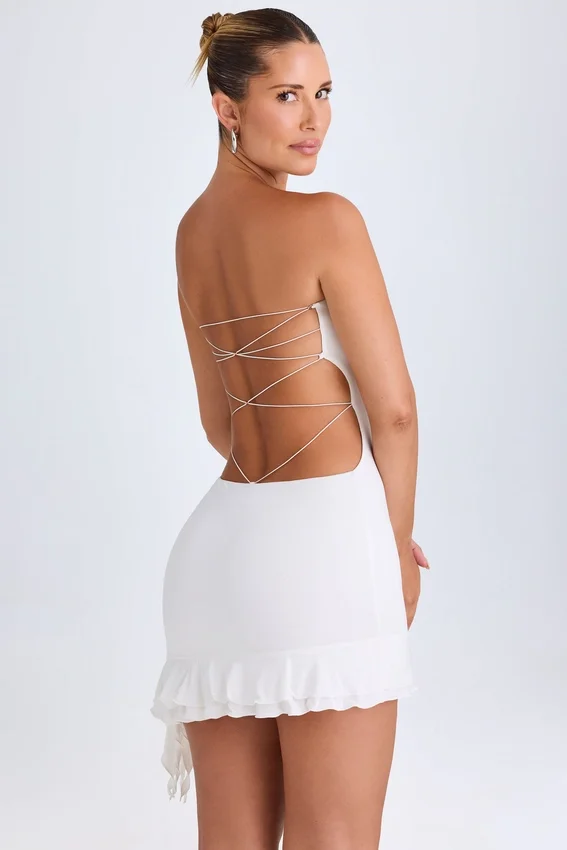 Misa Ruffle-Trim Cut-Out Bandeau Miniklänning i vitt Misa Ruffle-Trim Cut-Out Bandeau Miniklänning i vitt