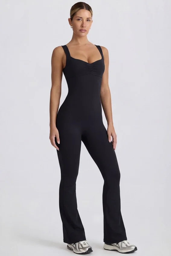 Mjuk Active-jumpsuit med utskärning i ryggen i svart Mjuk Active-jumpsuit med utskärning i ryggen i svart