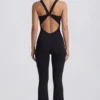 Mjuk Active-jumpsuit med utskärning i ryggen i svart Mjuk Active-jumpsuit med utskärning i ryggen i svart