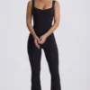 Mjuk Active-jumpsuit med utskärning i ryggen i svart Mjuk Active-jumpsuit med utskärning i ryggen i svart
