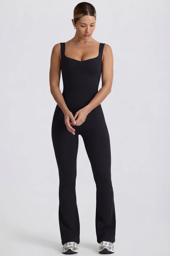Mjuk Active-jumpsuit med utskärning i ryggen i svart Mjuk Active-jumpsuit med utskärning i ryggen i svart
