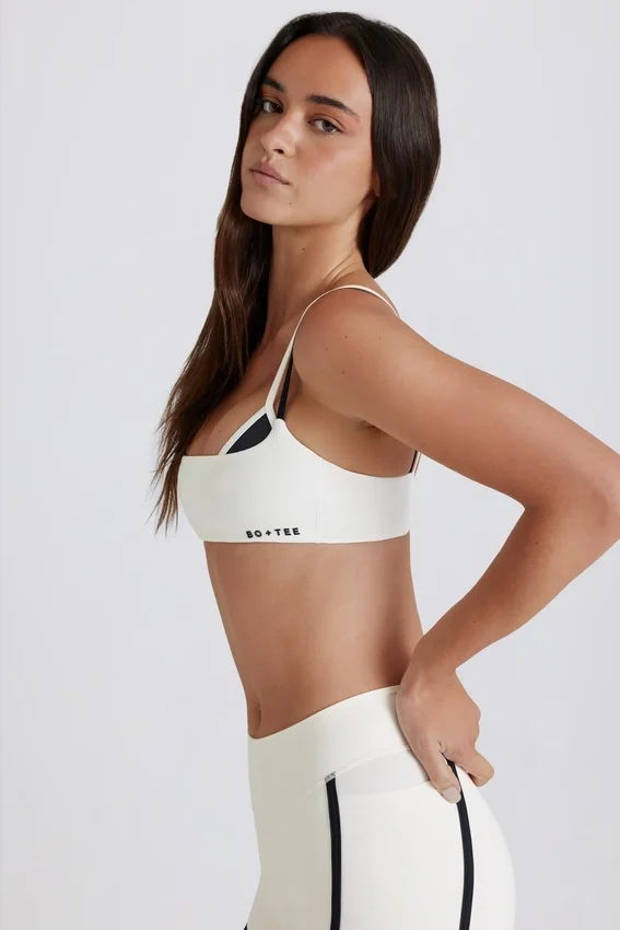 Mjuk Active-sport-BH med vridet ryggparti i lager-på-lager-stil i elfenben Mjuk Active-sport-BH med vridet ryggparti i lager-på-lager-stil i elfenben