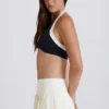Mjuk, aktiv tennis-skort med plissering och låg midja i färgen Ivory Mjuk, aktiv tennis-skort med plissering och låg midja i färgen Ivory