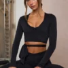 Mjuk jersey-crop-top med omlott i svart Mjuk jersey-crop-top med omlott i svart