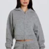 Mjuk, kort hoodie i grått med dragkedja Mjuk, kort hoodie i grått med dragkedja