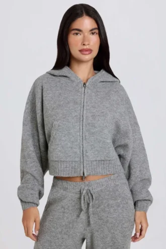 Mjuk, kort hoodie i grått med dragkedja Mjuk, kort hoodie i grått med dragkedja
