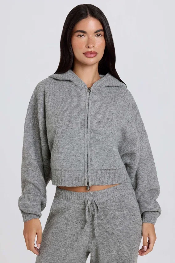 Mjuk, kort hoodie i grått med dragkedja Mjuk, kort hoodie i grått med dragkedja