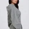 Mjuk, kort hoodie i grått med dragkedja Mjuk, kort hoodie i grått med dragkedja