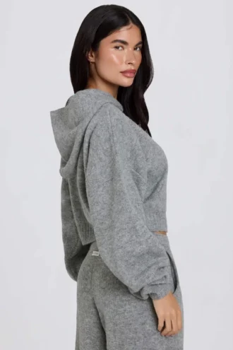 Mjuk, kort hoodie i grått med dragkedja Mjuk, kort hoodie i grått med dragkedja