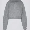 Mjuk, kort hoodie i grått med dragkedja Mjuk, kort hoodie i grått med dragkedja