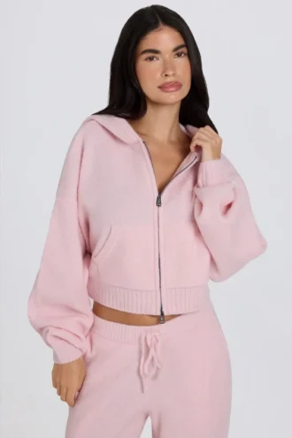 Mjuk, kort hoodie i stickat med dragkedja i ljusrosa Mjuk, kort hoodie i stickat med dragkedja i ljusrosa