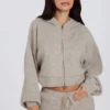 Mjuk stickad kort hoodie med dragkedja i beige Mjuk stickad kort hoodie med dragkedja i beige