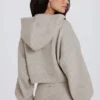 Mjuk stickad kort hoodie med dragkedja i beige Mjuk stickad kort hoodie med dragkedja i beige