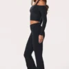 Mjuka Active-leggings med V-formad midja och utsvängda ben i svart Mjuka Active-leggings med V-formad midja och utsvängda ben i svart