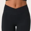 Mjuka Active-leggings med V-formad midja och utsvängda ben i svart Mjuka Active-leggings med V-formad midja och utsvängda ben i svart