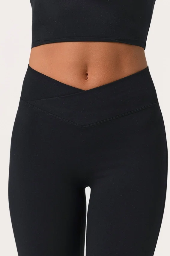 Mjuka Active-leggings med V-formad midja och utsvängda ben i svart Mjuka Active-leggings med V-formad midja och utsvängda ben i svart
