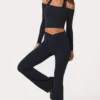 Mjuka Active-leggings med V-formad midja och utsvängda ben i svart Mjuka Active-leggings med V-formad midja och utsvängda ben i svart