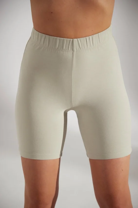 Mjuka biker-shorts i bomull i färgen Limestone Mjuka biker-shorts i bomull i färgen Limestone
