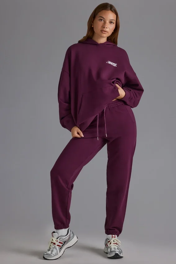 Mjuka joggingbyxor i bomullsjersey med avslappnad midja i färgen Grape Mjuka joggingbyxor i bomullsjersey med avslappnad midja i färgen Grape