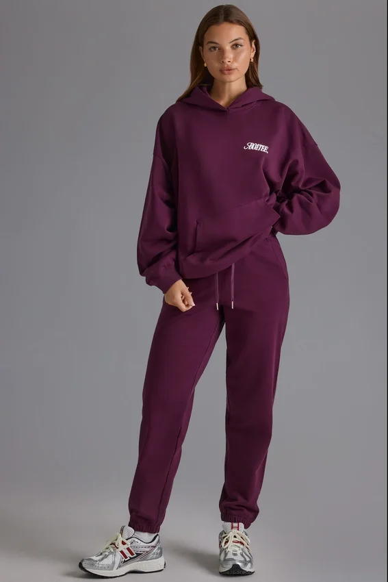Mjuka joggingbyxor i bomullsjersey med avslappnad midja i färgen Grape Mjuka joggingbyxor i bomullsjersey med avslappnad midja i färgen Grape