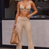 Mjuka ribbade byxor med hög midja och vikbar linning i beige sand Mjuka ribbade byxor med hög midja och vikbar linning i beige sand