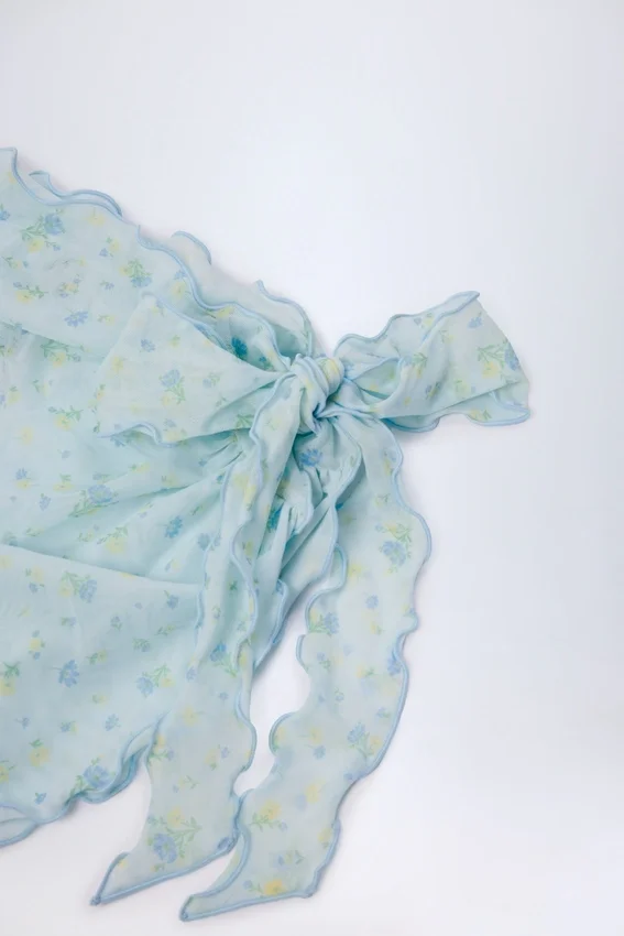 Molinas sarong med knytband i blått blommönster Molinas sarong med knytband i blått blommönster