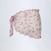 Molinas sarong med knytband i rött blommönster Molinas sarong med knytband i rött blommönster