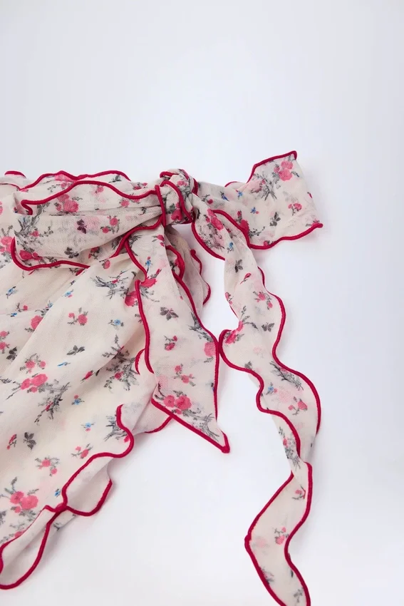 Molinas sarong med knytband i rött blommönster Molinas sarong med knytband i rött blommönster