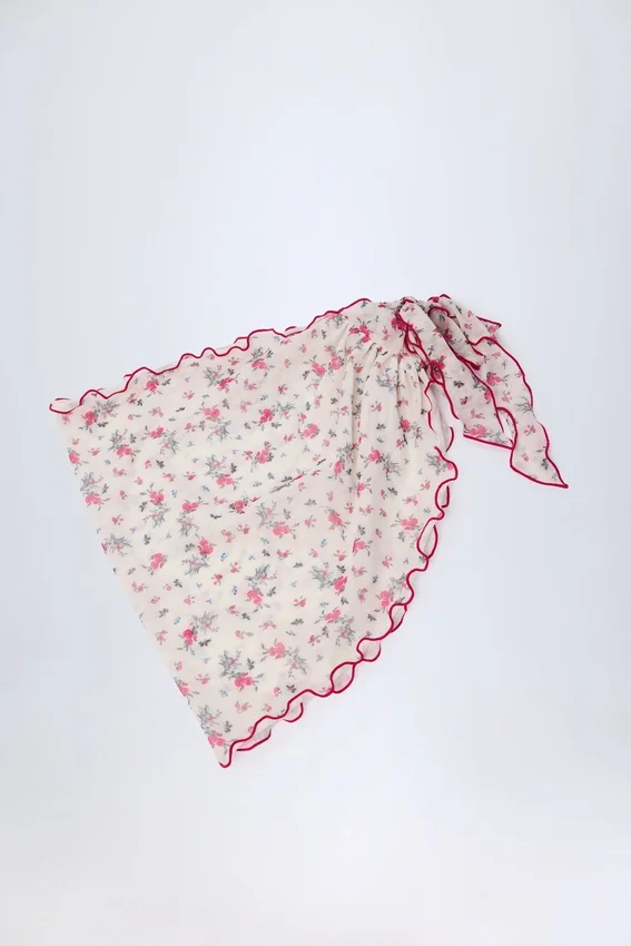 Molinas sarong med knytband i rött blommönster Molinas sarong med knytband i rött blommönster