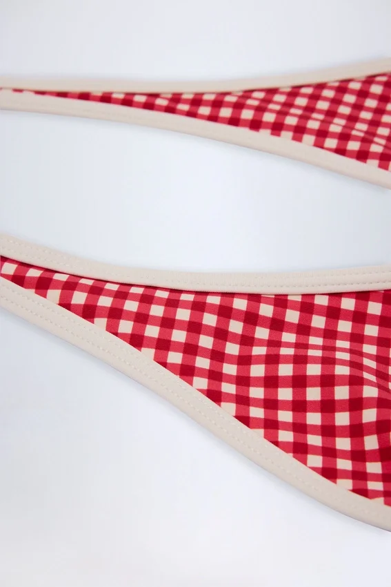 Morella halterneck-bikinitopp i röd rutig Morella halterneck-bikinitopp i röd rutig