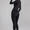Musa långärmad jumpsuit med hög hals i svart Musa långärmad jumpsuit med hög hals i svart