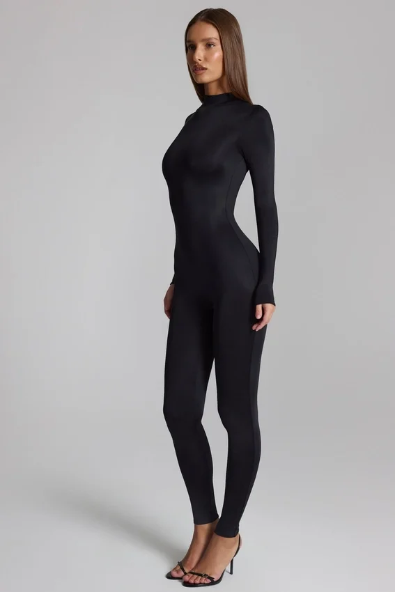 Musa långärmad jumpsuit med hög hals i svart Musa långärmad jumpsuit med hög hals i svart