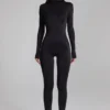 Musa långärmad jumpsuit med hög hals i svart Musa långärmad jumpsuit med hög hals i svart