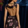Nalini draperad A-linje-miniklänning med öppen rygg i svart blommönster Nalini draperad A-linje-miniklänning med öppen rygg i svart blommönster
