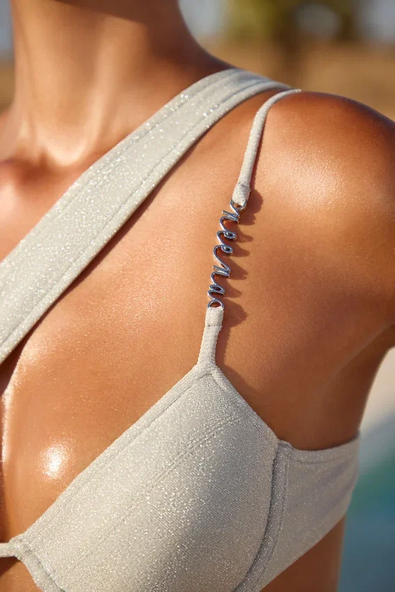 Nascha asymmetrisk bikinitopp med bygel i silver Nascha asymmetrisk bikinitopp med bygel i silver