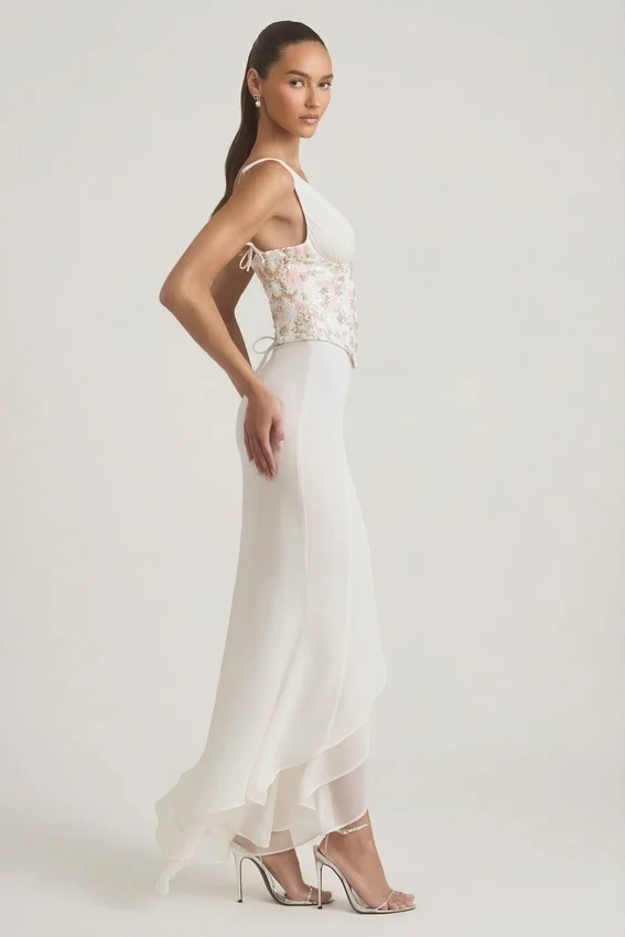 Nathalia Embellished Plunge Ruffled Corset Maxiklänning i elfenben Nathalia Embellished Plunge Ruffled Corset Maxiklänning i elfenben