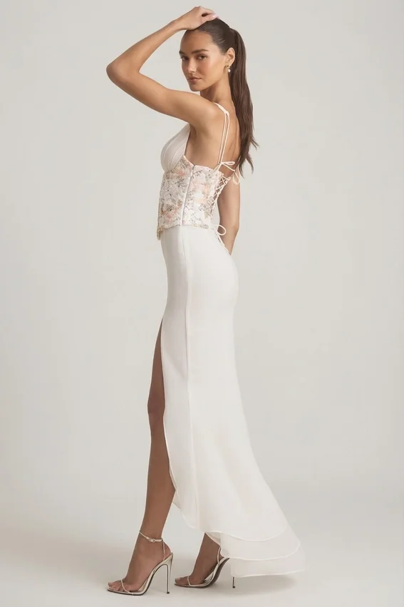 Nathalia Embellished Plunge Ruffled Corset Maxiklänning i elfenben Nathalia Embellished Plunge Ruffled Corset Maxiklänning i elfenben