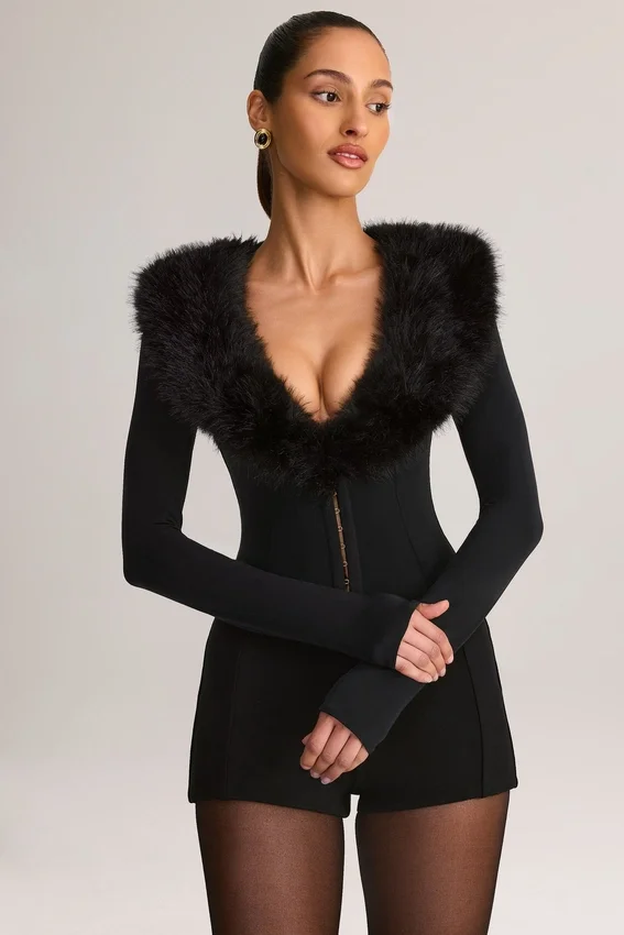 Nesta korsettplaysuit med fuskpälskant i svart Nesta korsettplaysuit med fuskpälskant i svart