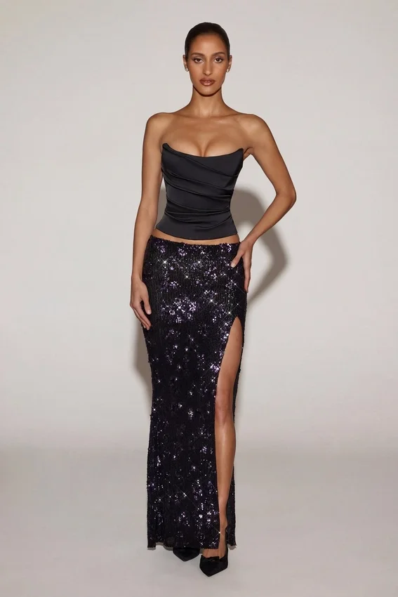 Nevara Embellished Mid-Rise Thigh-Split Maxi Kjol i svartlila Nevara Embellished Mid-Rise Thigh-Split Maxi Kjol i svartlila